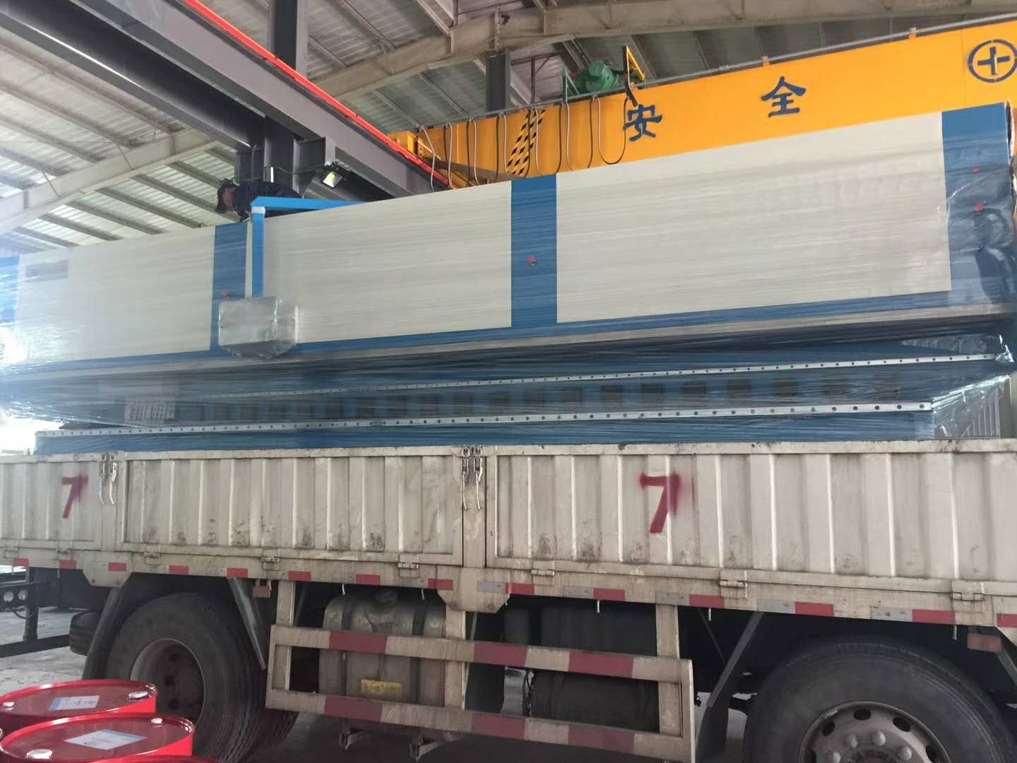 國輝6米刨槽機(jī)，4米折彎機(jī) 雙雙出貨佛山